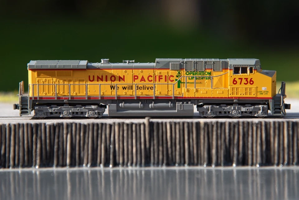 Kato 176-7034 GE AC4400CW DCC Union Pacific UP 6736 Lifesaver neuwertig - Bild 4 von 4