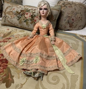 Cette robe boudoir française du XIXe siècle, nommée 'la Bisi', est Cette robe boudoir française du XIXe siècle, nommée 'la Bisi', est