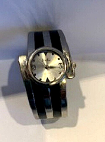 Liebe Mother-of-Pearl Watch Wrist Bracelet Quartz Round Dial Stainless SteelBand