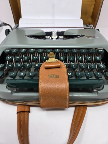 Vintage 'Royal Royalite' Manual Compact Portable Typewriter with Case 1960's - Picture 5 of 21