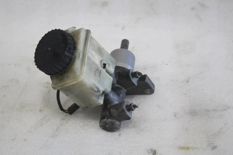 Suzuki Reno 2008 cilindro maestro de freno con depósito Foto 2 de 4