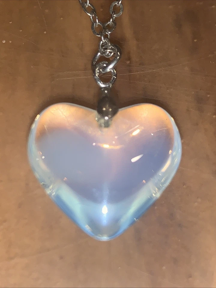 Collar de cadena colgante en forma de corazón de opalita tono plata  Foto 3 de 4