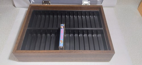 Estuche de almacenamiento de casete de audio de colección 30 ranuras con cubierta antipolvo de acrílico con bisagras - Imagen 2 de 9
