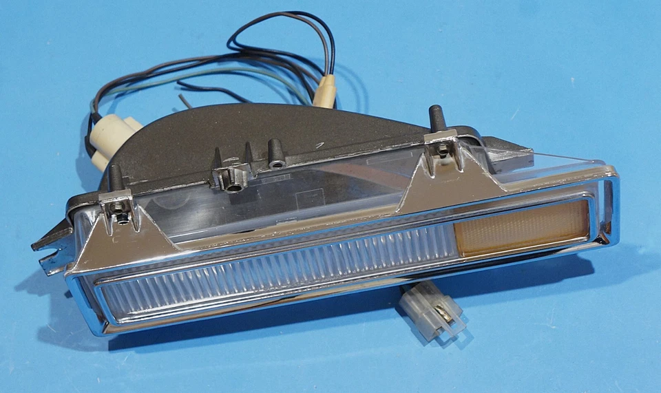 1975-78 CADILLAC ELDORADO OEM TURN SIGNAL SIDE MARKER LIGHT ASSEMBLY - LH - Image 2 of 4