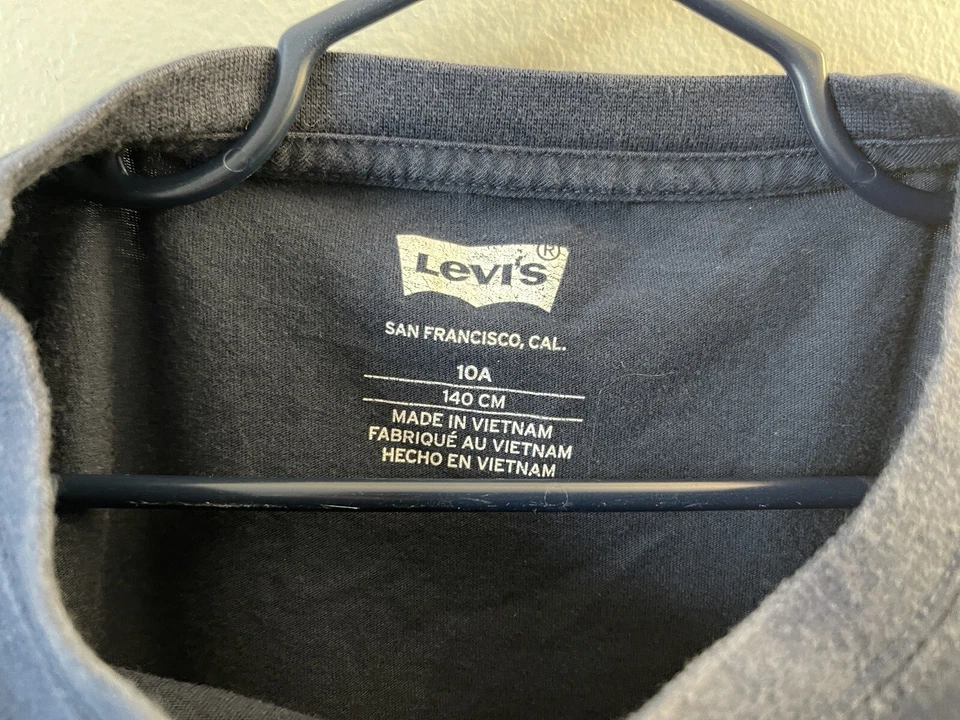 Camisa manga larga cuello redondo 100 % algodón con logotipo de Levi's para niños azul marino talla 10A Foto 2 de 4