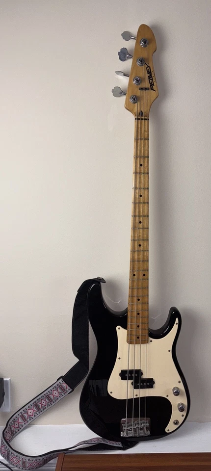 Peavey Fury 4 - Baixo de cordas feito nos EUA - Década de 1990 - Imagem 2 de 4