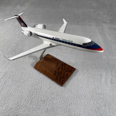 #ad Delta Connection ASA Bombardier CRJ 200ER Desk Wood Model 1 100 $350.00