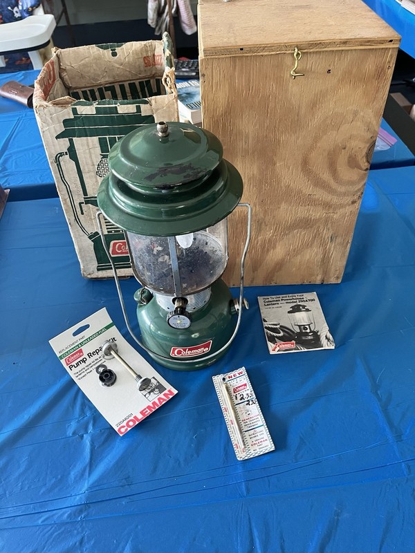 Coleman Lantern Powerhouse 290A700 Green w Wooden Case 1987