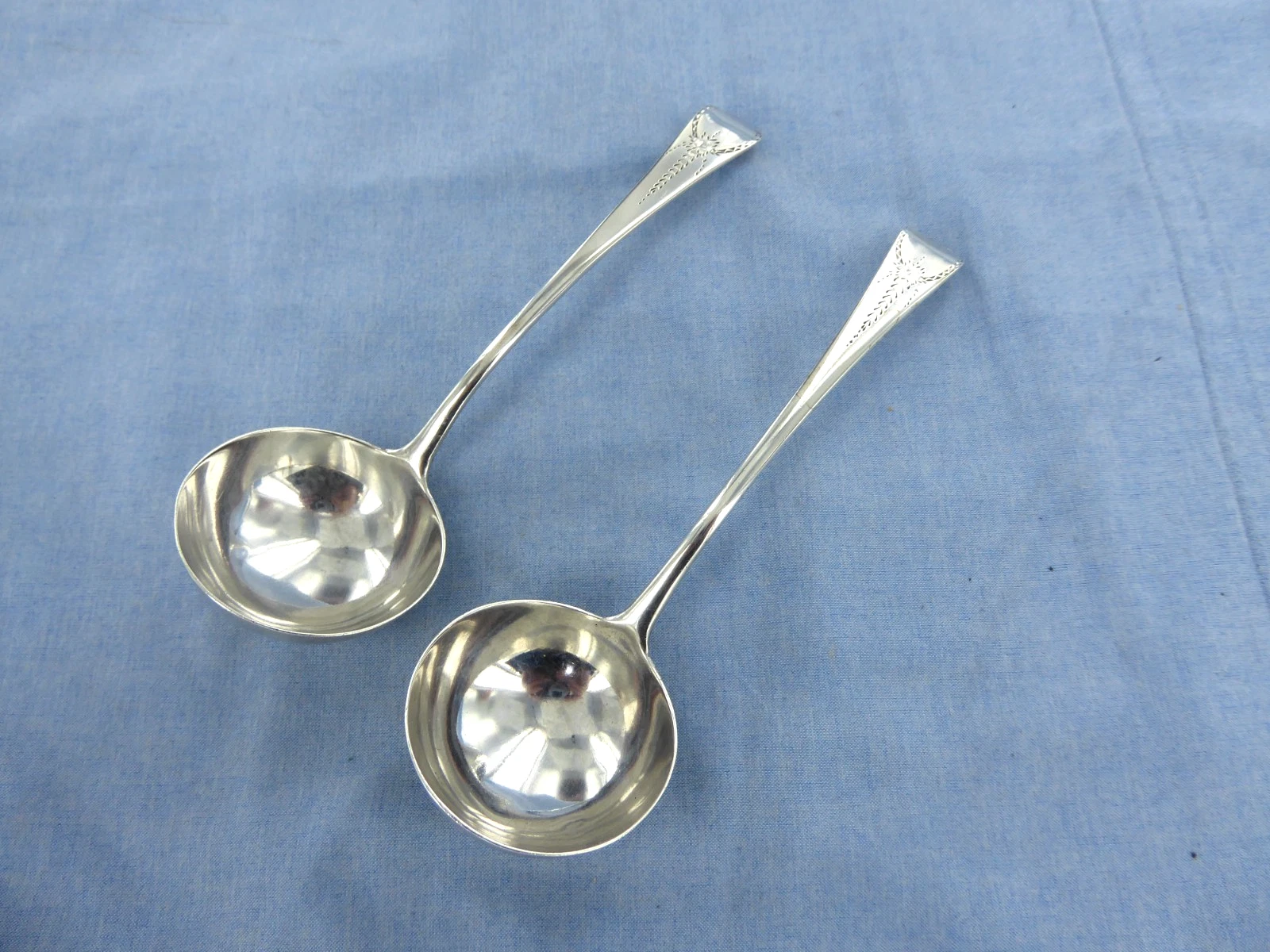 ANTIQUE PAIR OF STERLING SILVER, OE BRIGHTS CUT SAUCE LADLES, LONDON 1792.