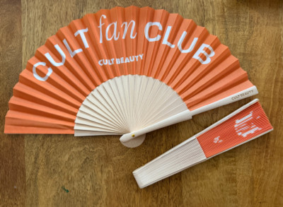 NEU ~ Cult Beauty  Cult Fan Club  Gesichtsfächer ~ Kühlendes/Einstellendes Make-up