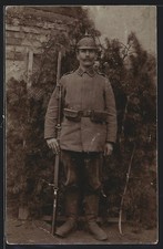 Foto-AK Soldat in Feldgrau Uniform mit preußischer Ersatz Pickelhaube, Ersatz-B 