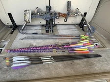 Mathews SQ2 Compound Bow with Arrow Bundle