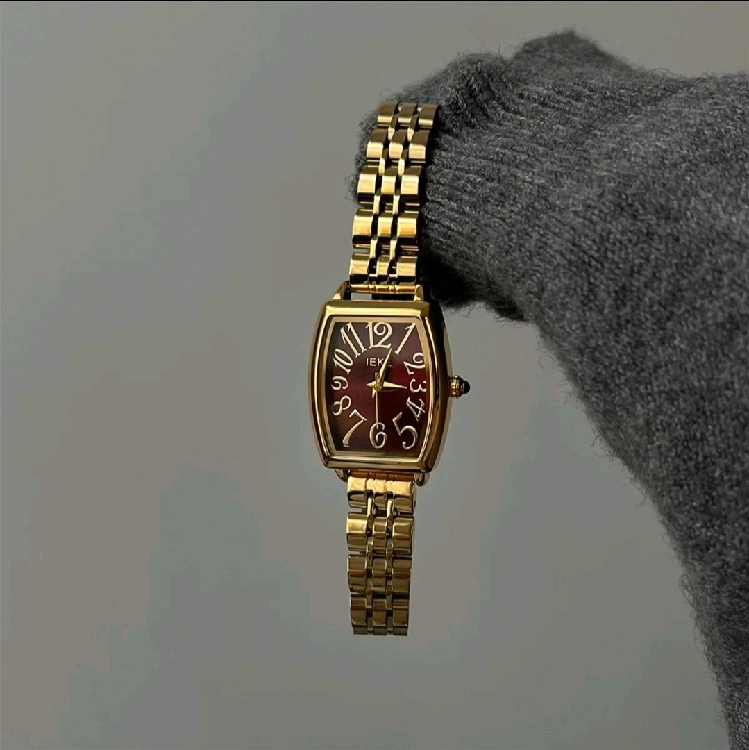 Montre design vintage femme classique en argent avec cadran analogique rétro épuré
