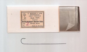 Vintage Box #7871 #2 Mustad Bridgeport Aberdeen Blind Eye Fish Hooks Very Nice