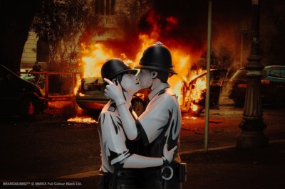 Mighty Jaxx Banksy Kissing Coppers Limited Statue Fashion