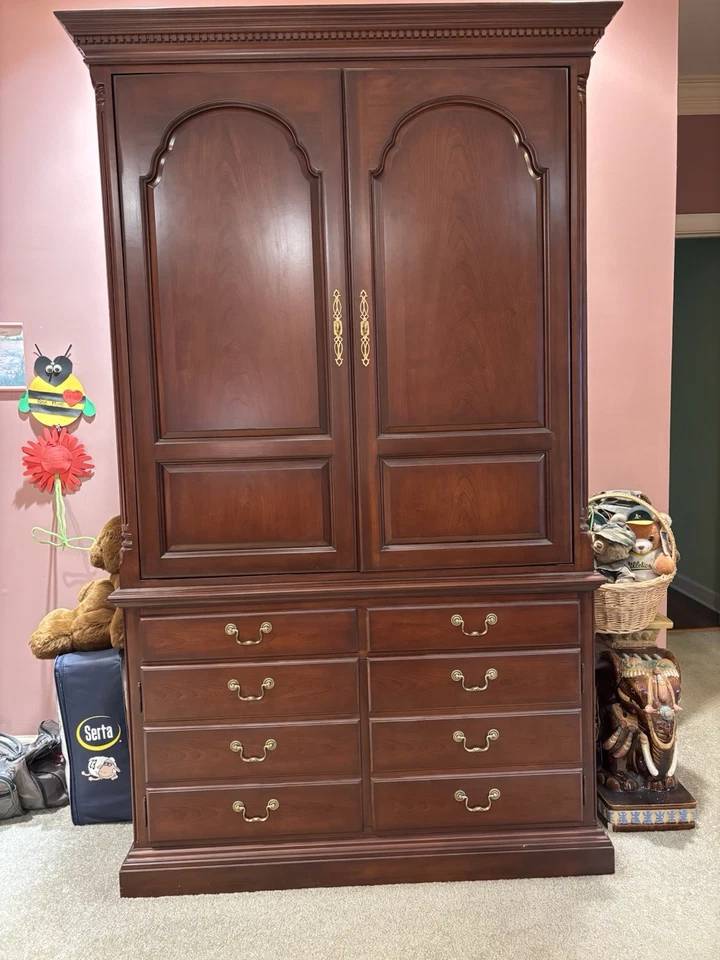 Centro de entretenimiento vintage Thomasville Collector’s Cherry Foto 2 de 4