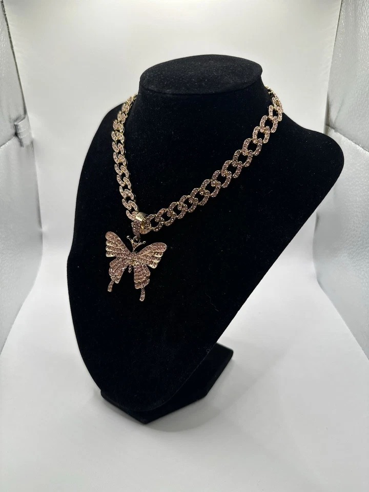 Colar Pingente Borboleta Gelada Rosa – Link Cubano Dourado - Imagem 3 de 3
