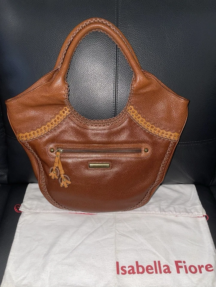 BOLSO DE MANO HOBO ISABELLA FIORE SAKS MARRÓN SIGNO DE LA PAZ FLAUTISTA CUERO BORDADO $695 Foto 2 de 4