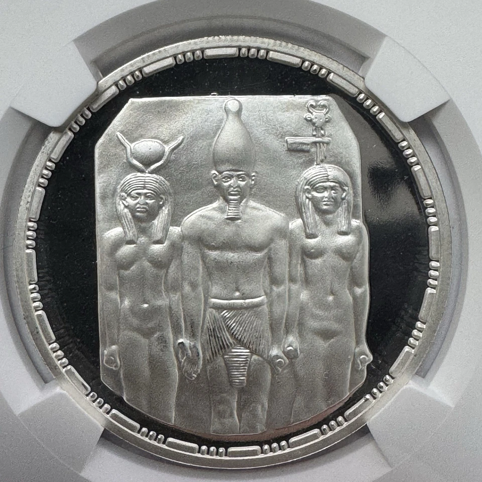 AH1414 1993 Egipto Plata 5 Libras Menkaure Tríada NGC PF68 Ultra Camafeo Foto 3 de 4