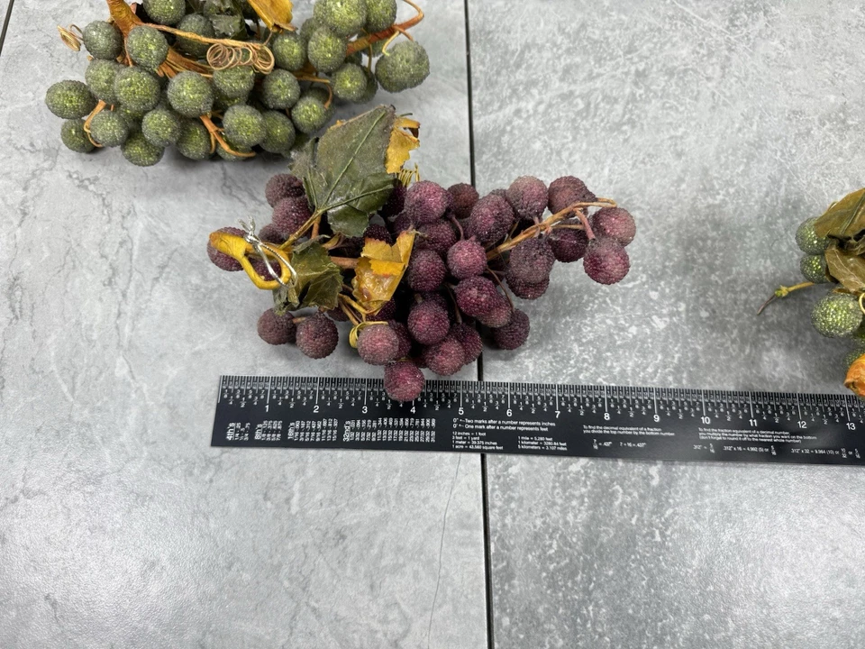 Racimo de uva vintage esmerilado con cuentas azucaradas de frutas verde púrpura Foto 3 de 4