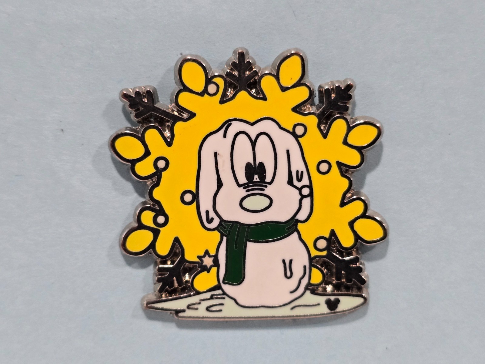 DISNEY Pluto Snowman Snowflake Hidden Mickey Pin Disneyland 2007 Scarf 51792