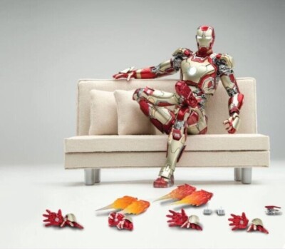 SDCC Comicave  1/12 DIECAST Iron Man Mark 42 XLII + Sofa LOT MEZCO MARVEL LEGEND