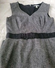 Women's Dress Banana Republic  Gray and Black Sleeveless V-neckline Zip Size 4