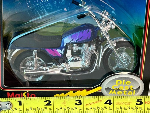 Maisto Show Bikes, 1:18 Scale Suzuki GSX 750 Motorcycle with Original Box - Picture 12 of 12