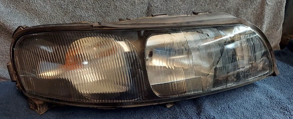 2004 Volvo S60 lâmpada de halogênio farol passageiro direito 8693574 2001-2004 - Imagem 2 de 4