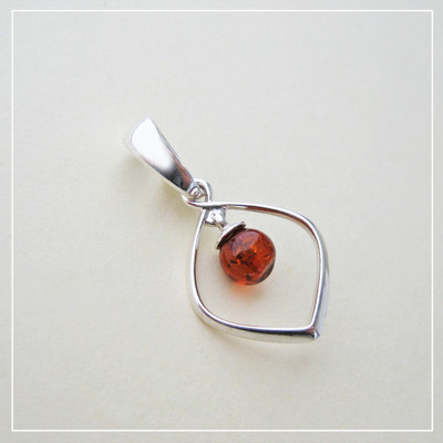 Pendentif En Ambre De La Baltique Et Argent 925 (2,2g) - Forme Cœur, Couleur Rose/jaune - Occasion