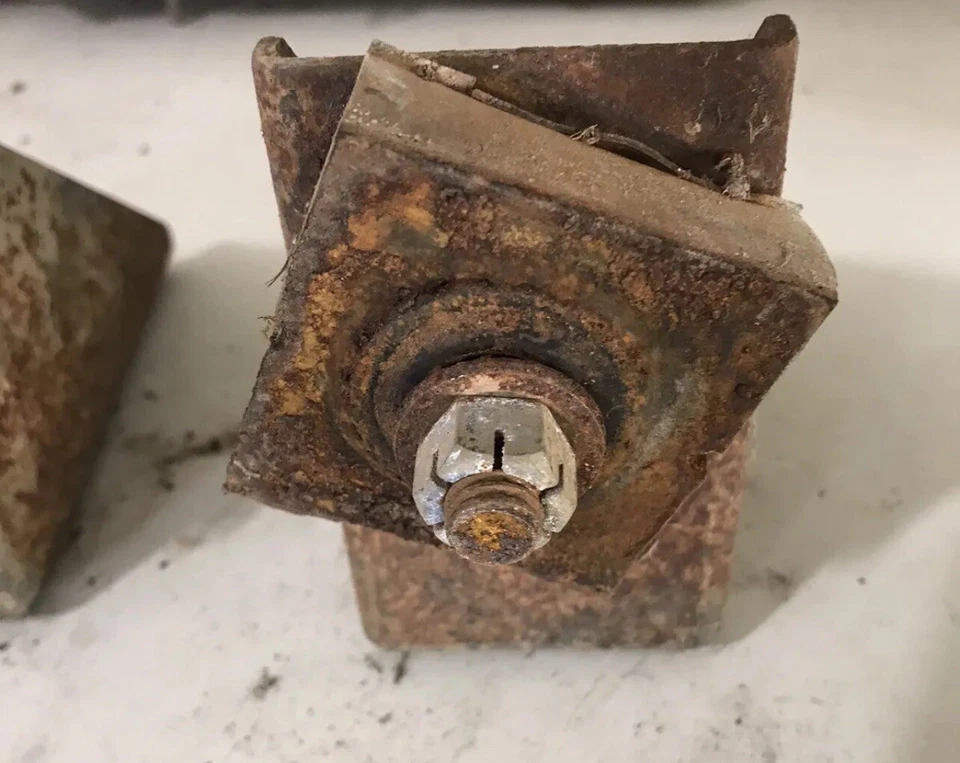 Oldsmobile Starfire Jetstar 1963 soporte de marco de soporte de radiador noventa y ocho equipos originales Foto 3 de 3