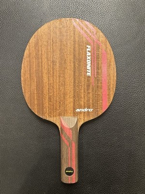 andro Flaxonite Driver OFF mit gerader Griffform. Offensiv-Tischtennisholz