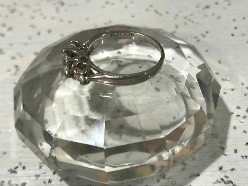 Anillo de platino de 3 piedras con diamantes en total de 1 quilate Foto 3 de 4