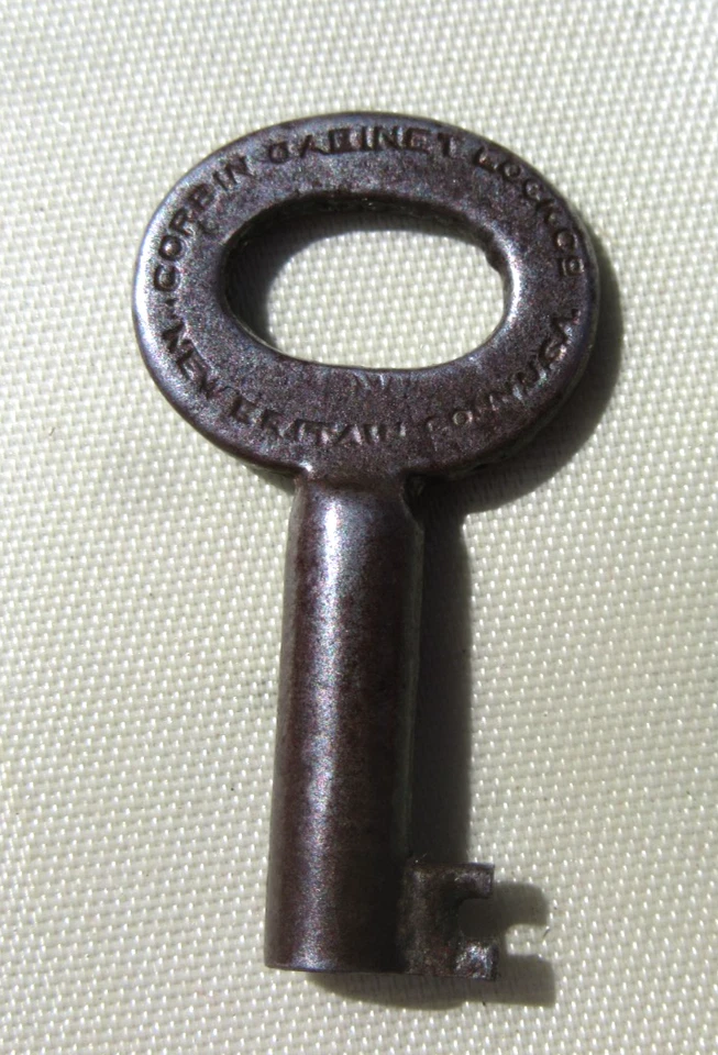 Baúl de viaje antiguo ajustado con cúpula de hojalata en relieve con parte superior jorobada vaporera Foto 2 de 4