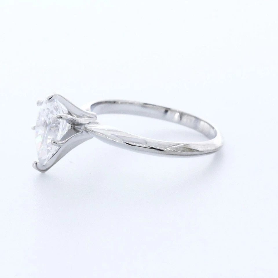 Anillo solitario clásico de oro de 14 quilates de 6 puntas con diamantes creados en laboratorio E/VS1 de 1,5 quilates Foto 2 de 2