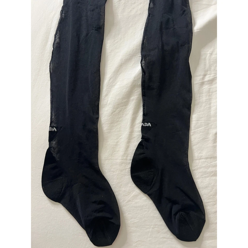 Medias Prada Negras Nailon Ligeras Opacas Transparentes Detalle de Logo Hecho en Italia Talla 1 Nuevas con Etiquetas Foto 3 de 4