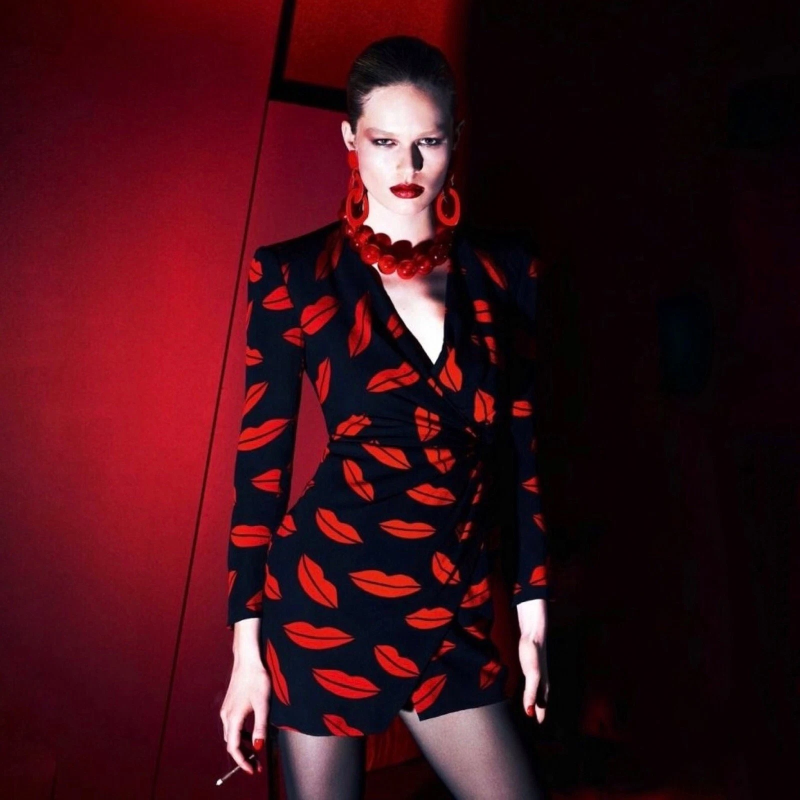 SAINT LAURENT (YSL) ABITO SAINT LAURENT STAMPATO A LABBRA ROSSE SETA NERO AVVOLGENTE TAGLIA 36 HEDI SLIMANE