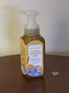 Bath & Body Works Churro Cinnamon Bun Foaming Hand Soap - Yellow & Cream New