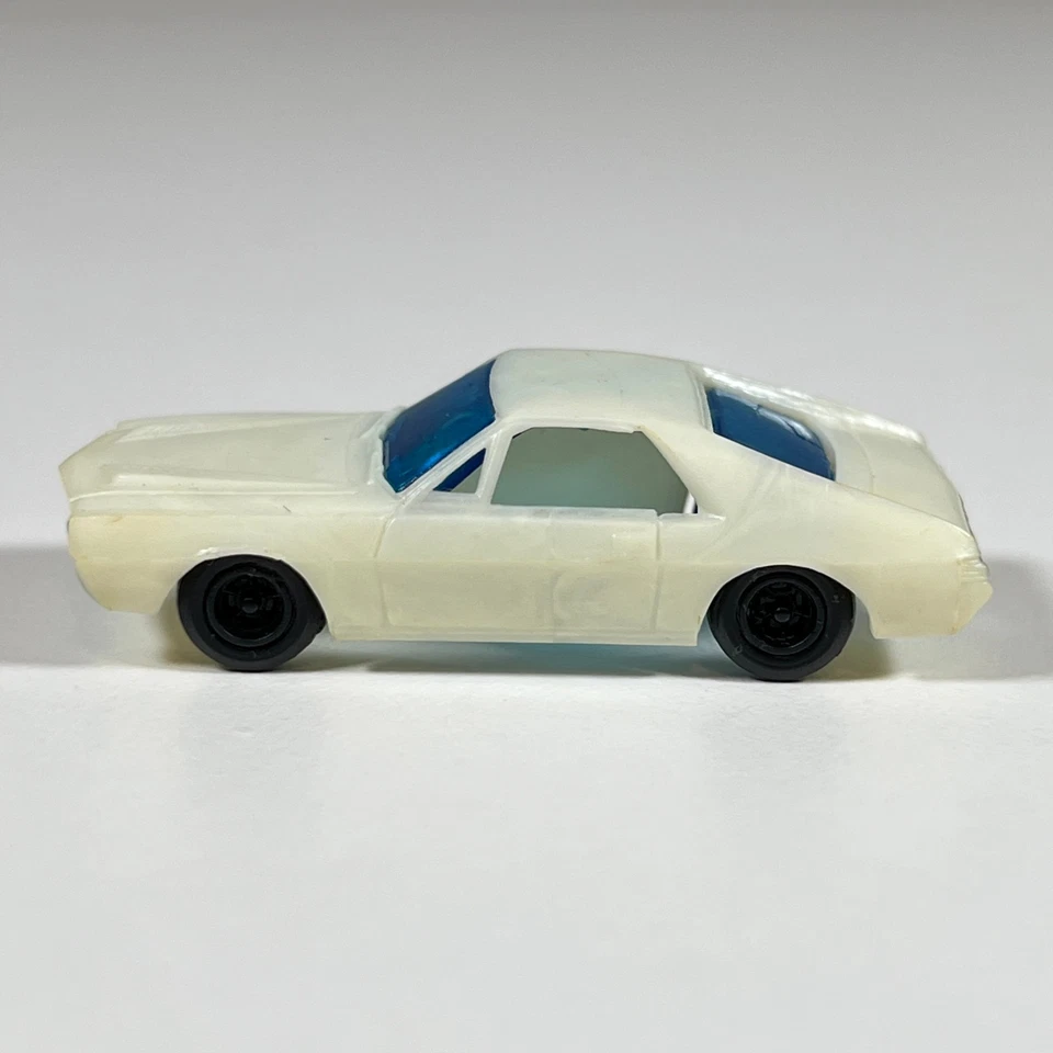 Coche de juguete de plástico vintage Tyco Chevy Camaro blanco de 2" escala HO de Hong Kong Foto 2 de 4