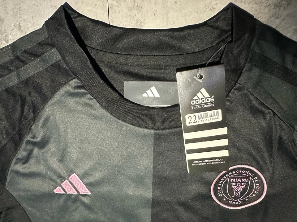 Conjunto de camiseta y pantalones cortos Inter Miami Messi #10 para niños nuevo con etiquetas - negro y rosa - talla 22 Foto 3 de 4