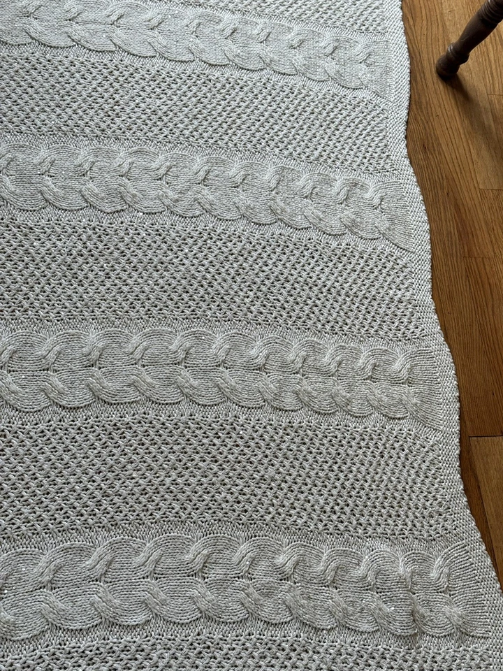 Pier 1 进口亮片钩针毯霜 53 英寸 X 47 英寸柔软可爱二手状况完好 — 第 4/4 张图片