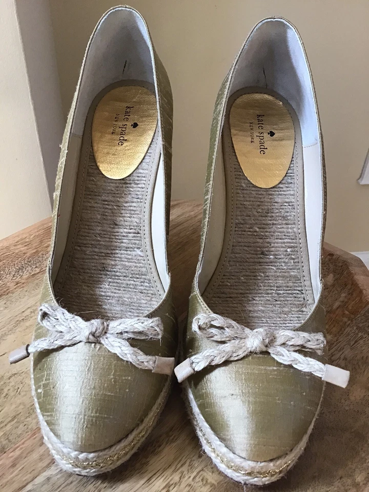 Alpargata Kate Spade cuñas seda oro detalles talla 10 Foto 2 de 4