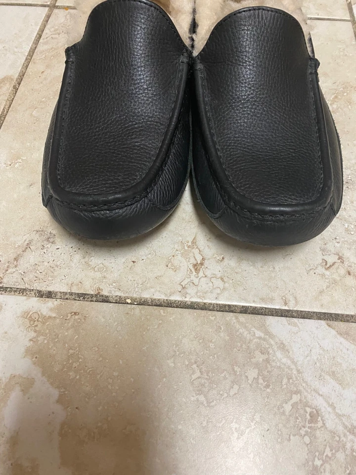 Zapatillas UGG Ascot 5379 de cuero negro forradas en piel de oveja para hombre talla 9 ligeramente usadas Foto 2 de 4