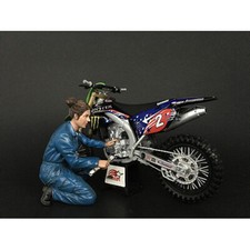 MECHANIC CHOLE FIGURINE FOR 1/12 SCALE MOTORCYCLES BY AMERICAN DIORAMA 38372