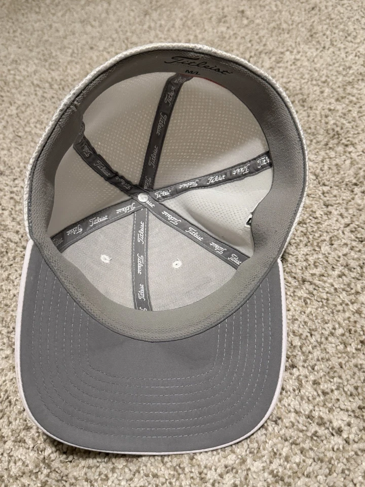 Titleist FJ Pro V1 高尔夫巡回赛网眼可调节平沿帽白色 — 第 3/4 张图片