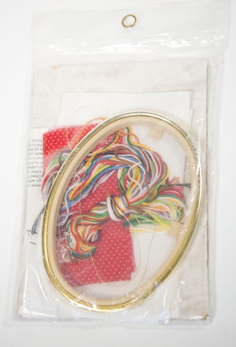 WEE WINSOMES Wrapping Presents Kitty Cat CHRISTMAS COUNTED CROSS STITCH KIT NEW - Picture 5 of 5