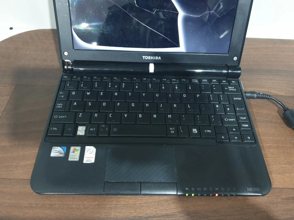 C1173 TOSHIBA NB300 BLACK LAPTOP NETBOOK 10.1" 1GB working smashed screen sapres - Image 3 of 4