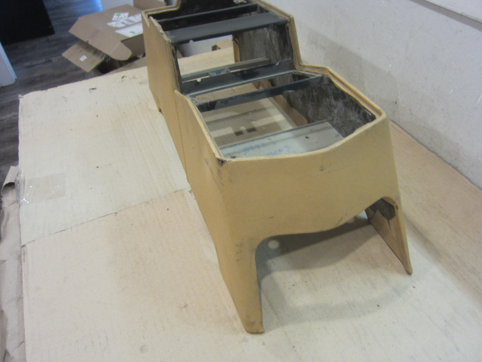 Ferrari Mondial  - Tunnel / Console  - P/N 60593300