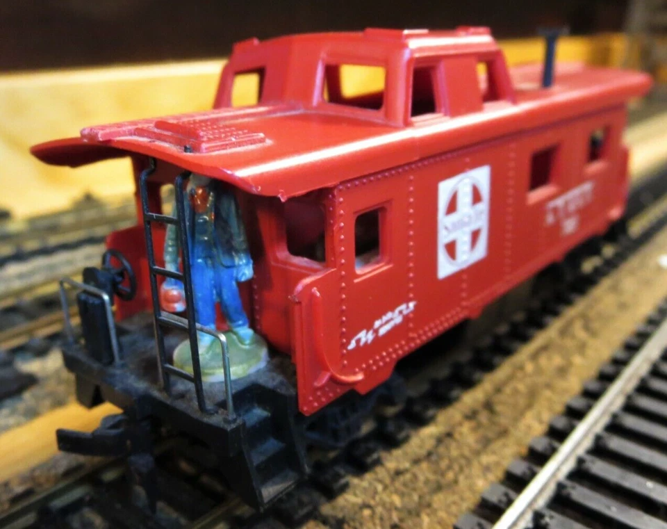 TYCO MANTUA T327J:349 HO Scale 8 Wheel Streamline Caboose "AT&SF 7240" - Image 3 of 4