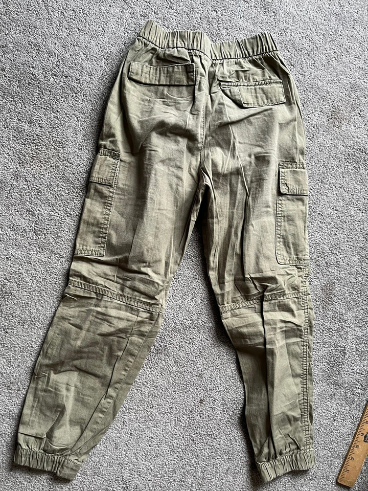 Pantalones cargo H&M verde oliva para niños talla 10 Foto 3 de 4